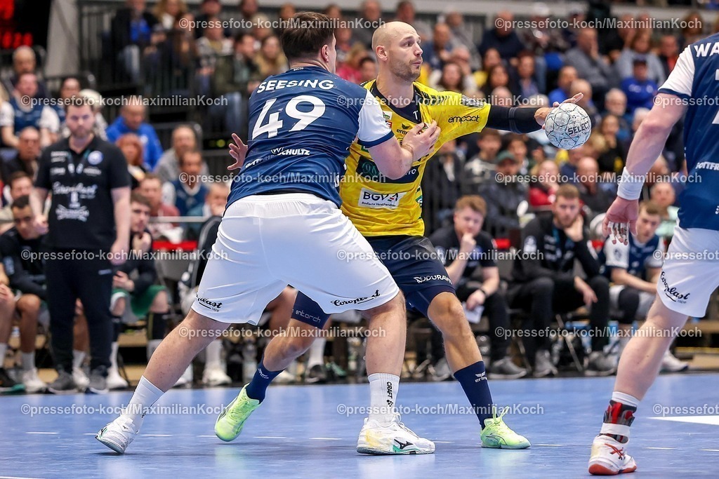 BHC16112501051 | 16.11.2025, Handball, HBL, Bergischer HC - Rhein-Neckar Löwen, Mitsubishi Electric HALLE Düsseldorf: Aron Seesing (BHC #49) im Zweikampf gegen  Lukas Sandell (Rhein-Neckar Löwen #11) 