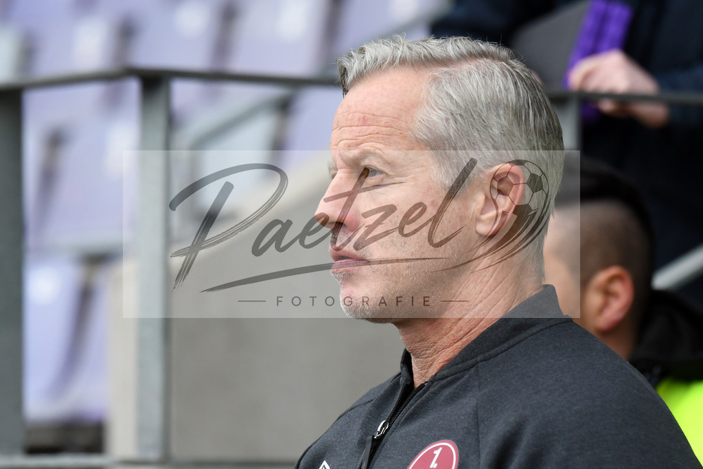 20200208_OSNFCN_0012 | Fußball, Herren: Trainer Jens Keller (1. FC Nuernberg) schaut waehrend des Spiels der 2. Bundesliga zwischen VfL Osnabrueck und 1. FC Nuernberg im Stadion an der Bremer Bruecke am 08.02.2020 in Osnabrueck, Deutschland.DFB / DFL REGULATIONS PROHIBIT ANY USE OF PHOTOGRAPHS AS IMAGE SEQUENCES AND/OR QUASI-VIDEO. - Realisiert mit Pictrs.com