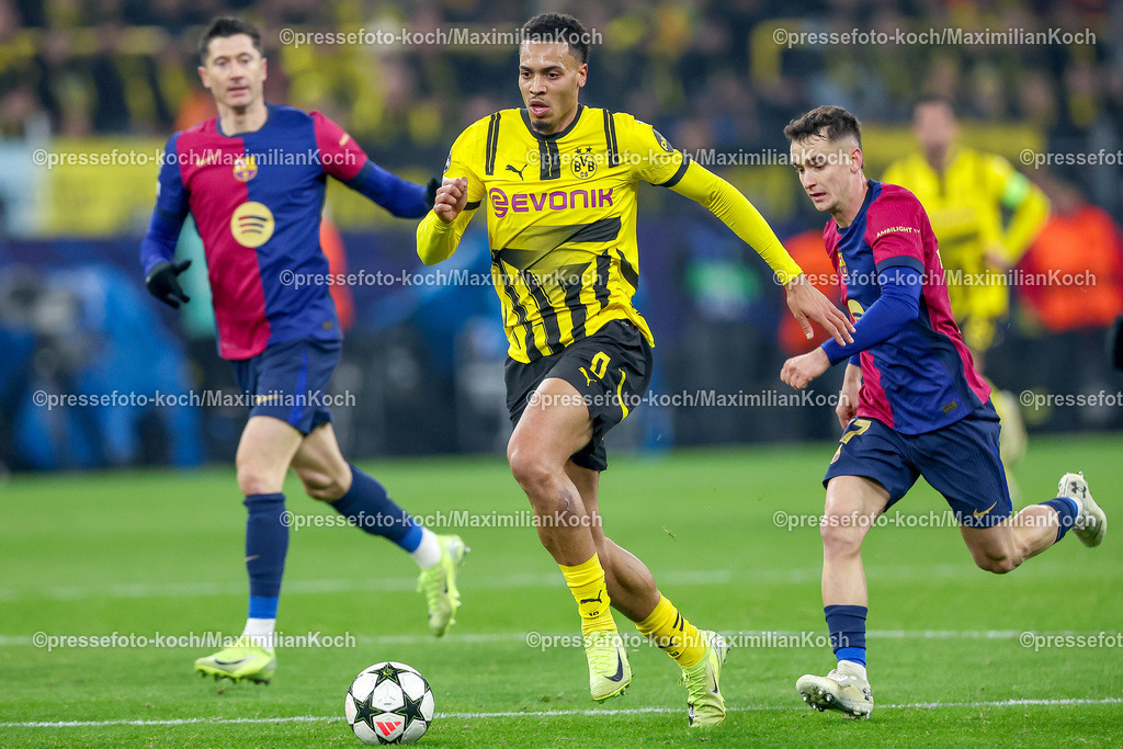 UCL11122401020 | 11.12.2024, UEFA Champions League, Borussia Dortmund - FC Barcelona, 8. Spieltag, Signal Iduna Park, Saison 2024 2025: Felix Nmecha (BVB #8) im Zweikampf gegen Robert Lewandowski (Barca #9)