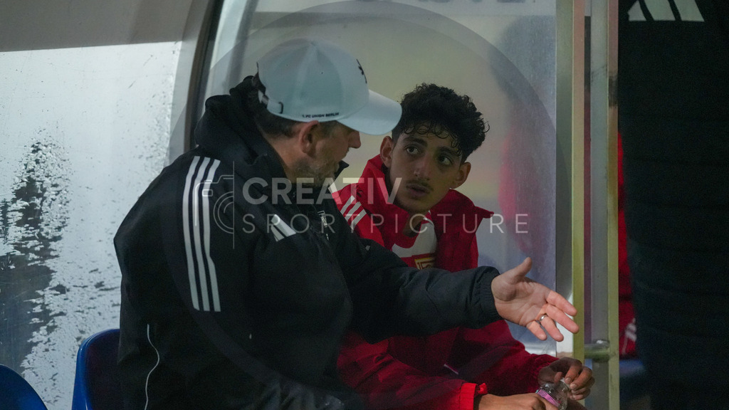 Fußball, Herren, Saison 2025/2026, Testspiel, Freundschaftsspiel, FSV 63 Luckenwalde vs. 1.FC Union Berlin, Mittwoch 08.10.2025, Werner-Seelenbinder-Stadion Luckenwalde, | Fußball, Herren, Saison 2025/2026, Testspiel, Freundschaftsspiel, FSV 63 Luckenwalde vs. 1.FC Union Berlin, Mittwoch 08.10.2025, Werner-Seelenbinder-Stadion Luckenwalde, Im Bild: Steffen Baumgart (l. Trainer Union) mit Elias Ali (r.) im Gespräch nach Spielende auf der Auswechselbank. - Realisiert mit Pictrs.com