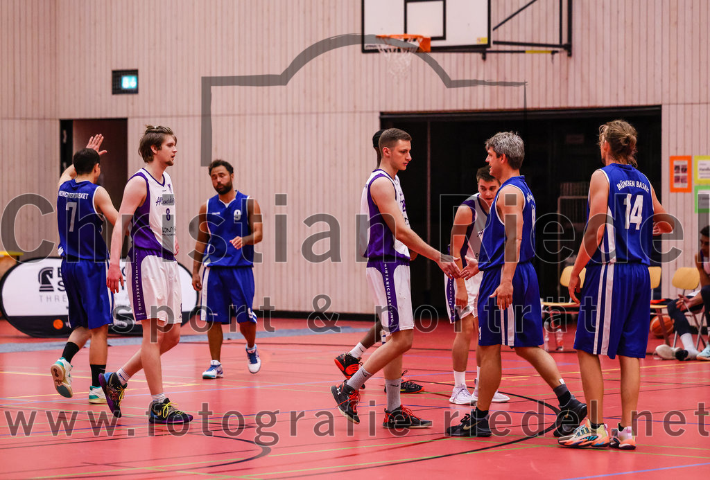 2022-05-29_102_SpVgg_Altenerding_gegen_Muenchen_Basket_2 | Erding, Deutschland, 29.05.2022:
Basketball, Bezirksliga 2021 / 2022, Herren Turnier der 2. der Aufstiegsrunden, SpVgg Altenerding gegen München Basket 2, Endergebnis: 

Robert Stais (München Basket, #7), Kristof Vadasz (SpVgg Altenerding, #8), Helmut Schmidt (München Basket, #9), Philipp Waldherr (München Basket, #11), Adrian Grieble (München Basket, #14)

Foto: Christian Riedel / fotografie-riedel.net