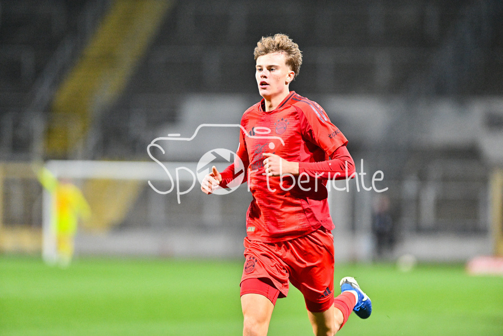 FC Bayern Amateure - SpVgg Hankofen-Hailing | Im Bild Jonathan Asp JENSEN (FC Bayern München II #11) / Einzelfoto / Freisteller / Regionalliga Bayern: FC Bayern Muenchen II - SpVgg Hankofen-Hailing, Gruenwalder Stadion am 28.03.2025