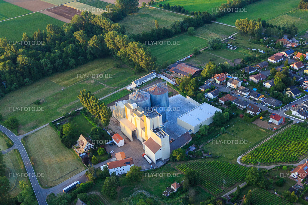 Silos der Getreidemühle Cornexo GmbH http://www.cornexo.de/ | Luftbild: Silos der Getreidemühle Cornexo GmbH http://www.cornexo.de/ in Freimersheim im Bundesland Rheinland-Pfalz in Deutschland. Foto: IMG_082808.jpg vom 25.06.2015 durch Werner Riehm/FLY-FOTO.de - Realisiert mit Pictrs.com