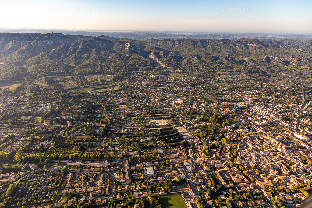 Vue aérienne: Massif des Alpilles à le quartier Ceinture Centre Ville in Saint-Rémy-de-Provence dans le département Bouches du Rhône, France. Photo: IMG_129624.jpg prise le 23/09/2021 par Werner Riehm/FLY-FOTO.euRésolution de l'original: 5472 x 3648 px