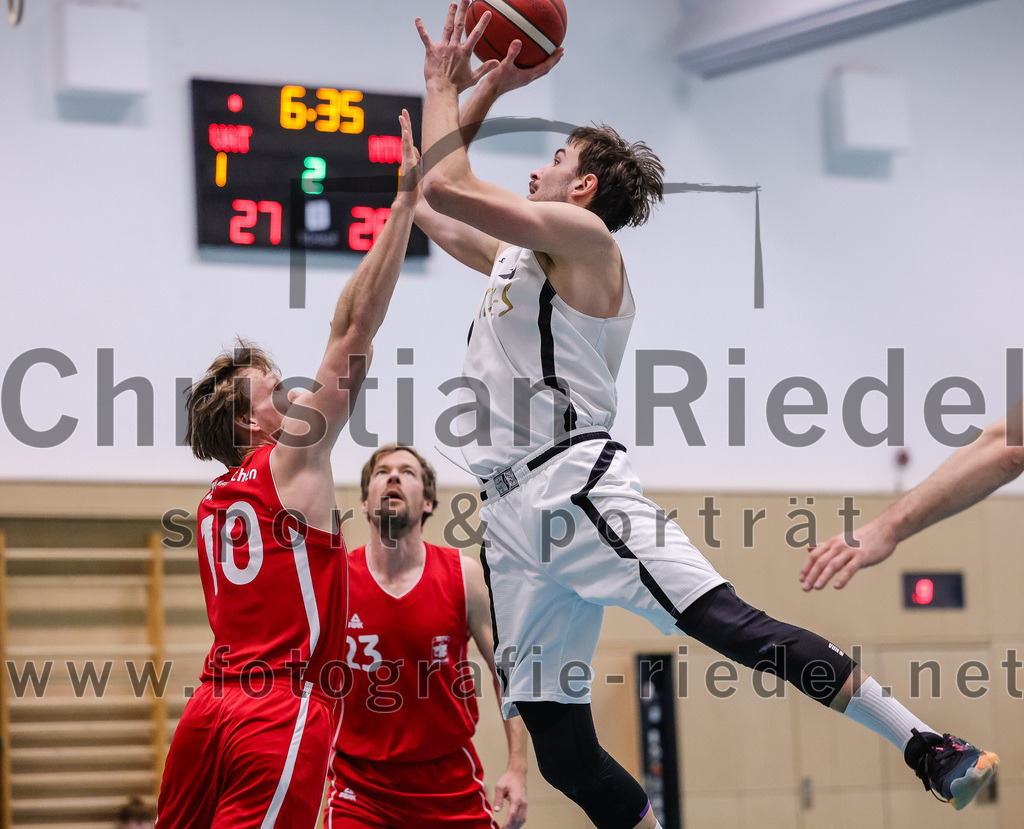 2025-12-06_072_TSV_Vaterstetten_gegen_MTV_1879_Muenchen | Vaterstetten, Deutschland, 06.12.2025:Basketball, 2. Regionalliga Süd 2025 / 2026, 9. Spieltag, TSV Vaterstetten gegen MTV 1879 München, Endergebnis: 58:83Felix Sebastian Fraas (MTV 1879 München, #10), Finn Liebig (TSV Vaterstetten, #10)Foto: Christian Riedel / fotografie-riedel.net