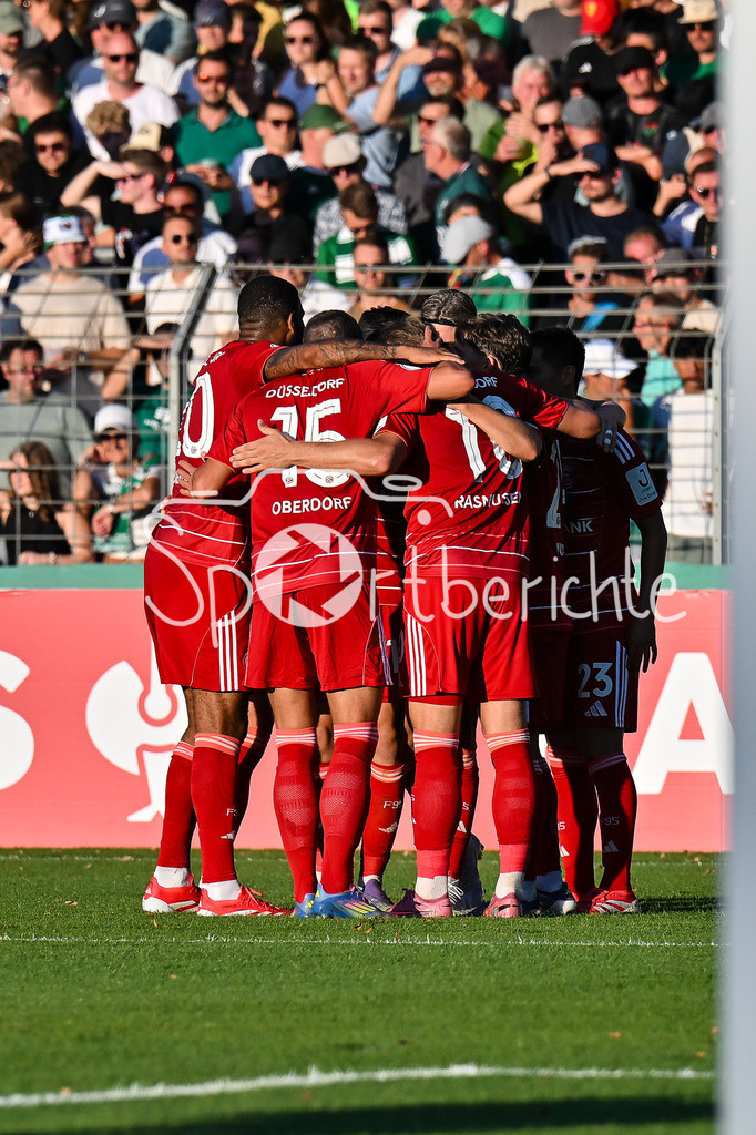 1. FC Schweinfurt 05 - Fortuna Düsseldorf | Jubel der Gäste nach dem Treffer zum 1-2 druch Cedric ITTEN (Fortuna 13) / Tor / Torschuetze / Freude / Happy / DFB-Pokal: 1. FC Schweinfurt 05 - Fortuna Düsseldorf; Riedel-Bau Arena am 18.08.2025