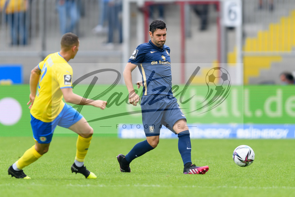 EBSTSV20210828_152 | Fussball, Herren: Stephan Salger (TSV 1860 Muenchen) in Aktion, am Ball, Einzelaktion beim Spiel der 3. Liga zwischen Eintracht Braunschweig und TSV 1860 Muenchen im Eintracht-Stadion am 28.08.2021 in Braunschweig, Deutschland.DFB / DFL REGULATIONS PROHIBIT ANY USE OF PHOTOGRAPHS AS IMAGE SEQUENCES AND/OR QUASI-VIDEO. - Realisiert mit Pictrs.com