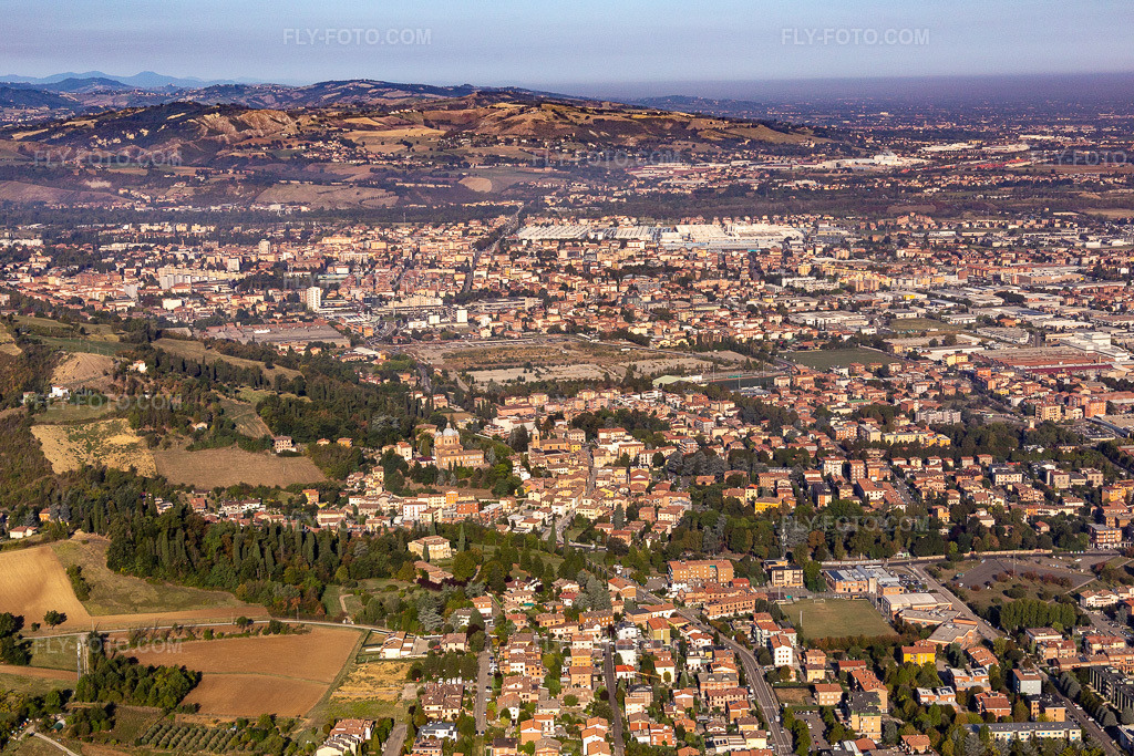 Aerial view: View of the town in Sassuolo in the state Modena, Italy. – Photo: IMG_134937.jpg taken on 09/20/2022 by Werner Riehm/FLY-FOTO.com – Resolution of the original: 5270 x 3513 px