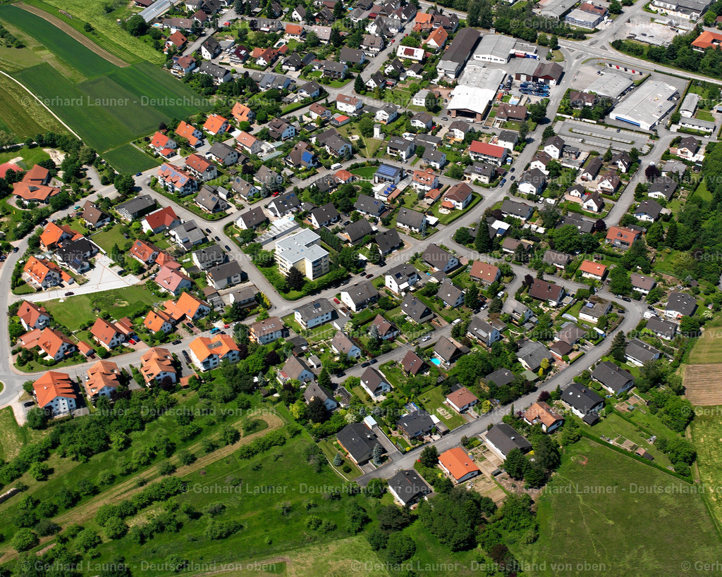 2626323 | ECKARTSWEIER 09.06.2006 Ortsansicht am Rande von landwirtschaftlichen Feldern und Nutzflächen  in Eckartsweier im Bundesland Baden-Württemberg, Deutschland // Village view on the edge of agricultural fields and land  in Eckartsweier in the state Baden-Wuerttemberg, Germany Foto: Gerhard Launer