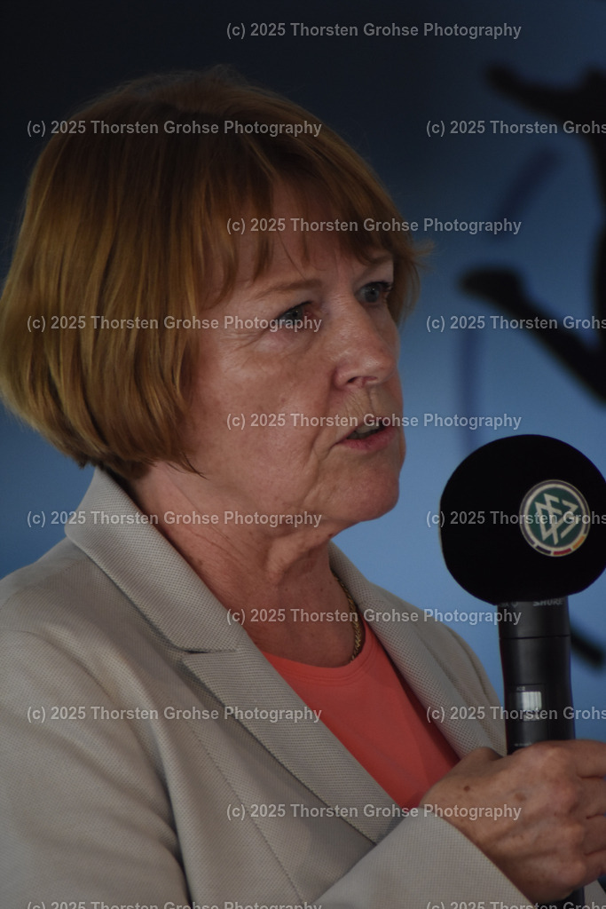 Season opening 16.08.2019 Football Women league | Talk round before the season opening 16.08.2019 Football Women league in Frankfurt Germany. 

Image: Hannelore Ratzeburg Vice President for women's and girls' football in the German Football Association - Realisiert mit Pictrs.com