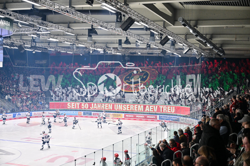 Augsburger Panther - EHC RB München | AUGSBURG, DEUTSCHLAND - 27. FEBRUAR: der 1. AEV Fanclub mach eine Choreo zum 50 Jährigem Bestehen vor dem Match zwischen den Augsburger Panthern und dem EHC RB München am 46. Spieltag der Penny DEL im Curt Frenzel Stadion