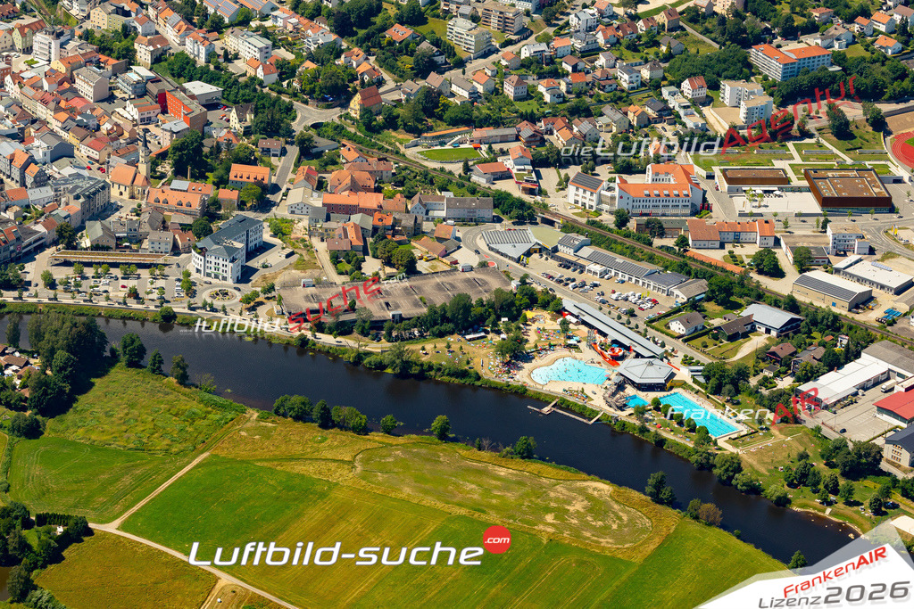 Das Luftbild der Stadt Cham wurde 2022 vom Flugzeug heraus erstellt (keine Drohnen-Aufnahmen) Aufnahmehöhe ca.450 Meter- hohe Bildauflösung und Druck-Qualität. Garantiert!