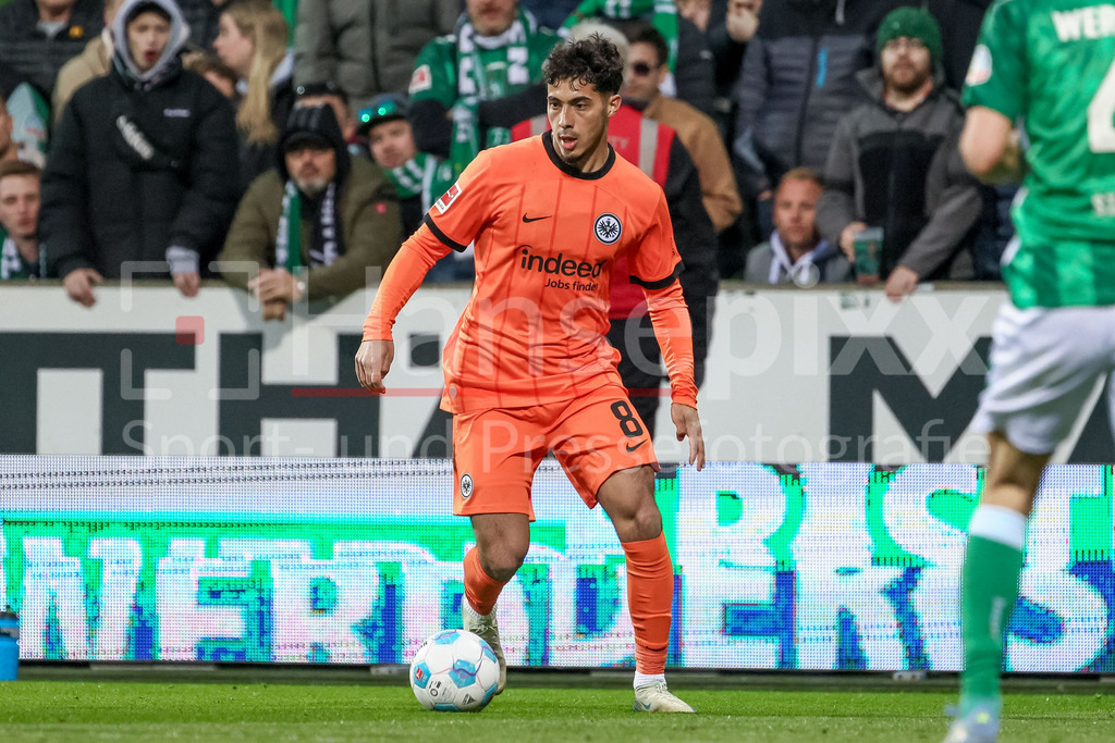 Fussball, Bundesliga, SV Werder Bremen - Eintracht Frankfurt | v.li.: Fares Chaibi (Eintracht Frankfurt, 8) am Ball, Einzelbild, Ganzkörper, Aktion, Action, Spielszene, DIE DFL-RICHTLINIEN UNTERSAGEN JEGLICHE NUTZUNG VON FOTOS ALS SEQUENZBILDER UND/ODER VIDEOÄHNLICHE FOTOSTRECKEN. DFL REGULATIONS PROHIBIT ANY USE OF PHOTOGRAPHS AS IMAGE SEQUENCES AND/OR QUASI-VIDEO.
