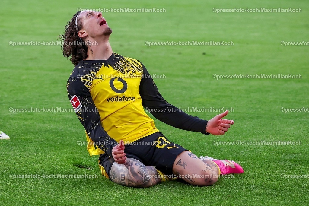BVB26042601074 | 26.04.2026, Fußball, Borussia Dortmund - SC Freiburg, 1. Fußball Bundesliga, 31. Spieltag, Signal Iduna Park, Saison 2025 2026: Torjubel nach dem Tor zum 4:0 durch Torschütze Fabio Silva&nbsp;(BVB #21)  zusammen mit   DFB regulations prohibit any use of photographs as image sequences and or quasi-video.