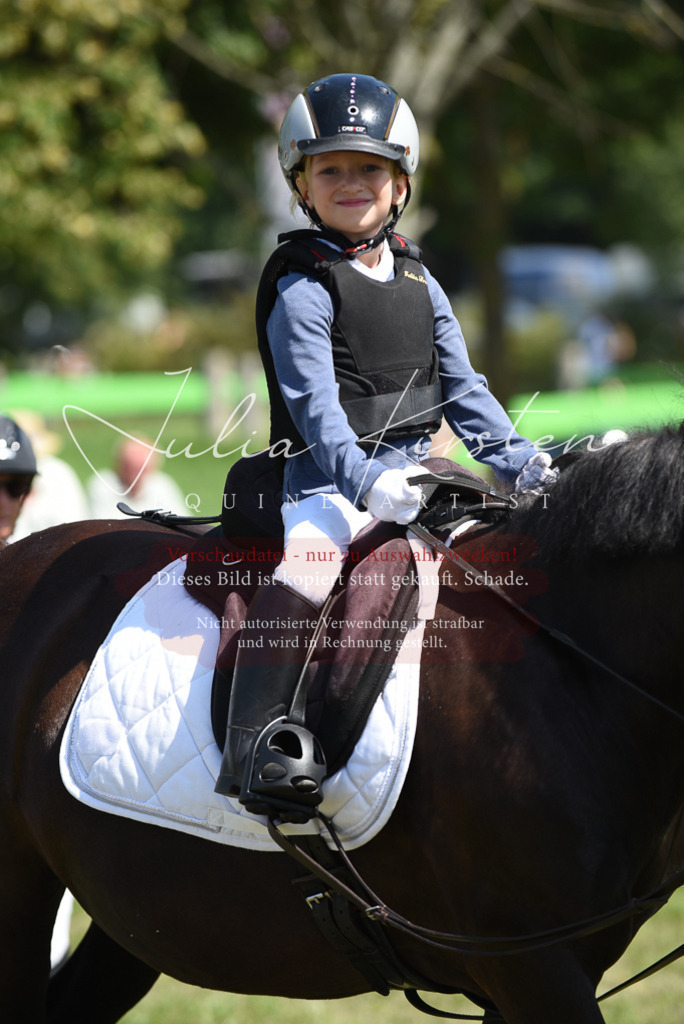 DSC_9831 | Pferde- und Turnierfotografie in Westsachsen. Pferdeportraits, Auftragszeichnungen und intuitive Kunst.