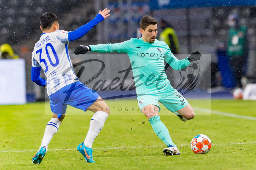 HERBOC20220204_286 | Fussball, Herren: Dong-jun Lee (Hertha BSC) und Danilo Soares (VfL Bochum) im Zweikampf bei dem Spiel der 1. Bundesliga zwischen Hertha BSC und VfL Bochum im Olypiastadion am 04.02.2022 in Berlin, Deutschland.DFB / DFL REGULATIONS PROHIBIT ANY USE OF PHOTOGRAPHS AS IMAGE SEQUENCES AND/OR QUASI-VIDEO. - Realisiert mit Pictrs.com