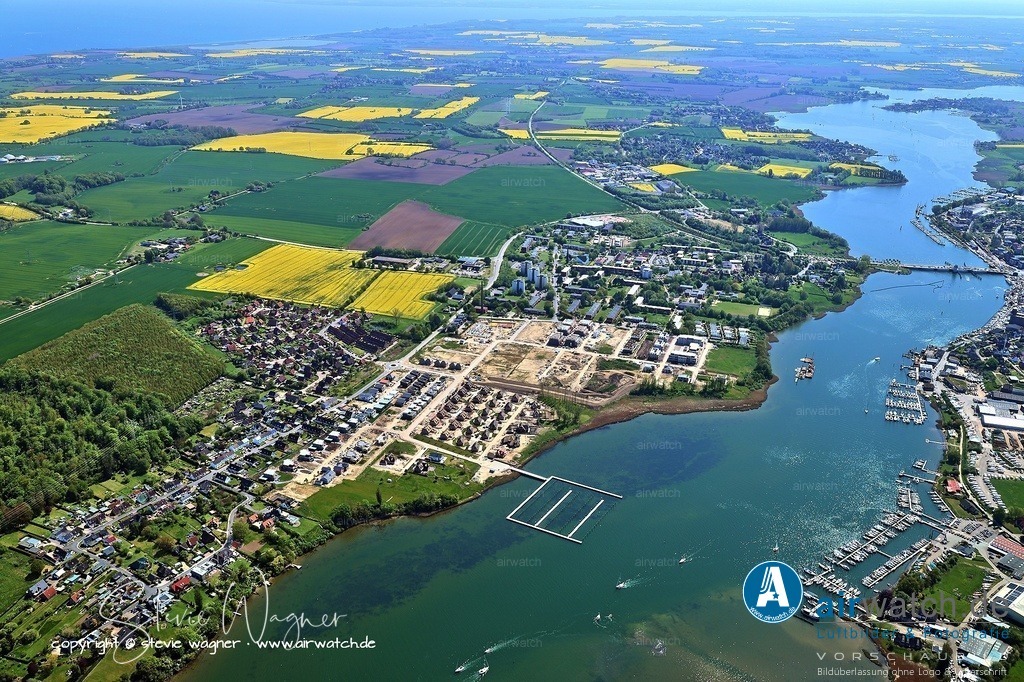 Luftbild Kappeln an der Schlei & Ellenberg - Ein Yachthafen mit 124 Liegeplätzen | Die Schleiterrassen profitieren von ihrer ruhigen, wasserseitigen Lage und gleichzeitig guter Anbindung an Kappeln-Zentrum (ca. 1,3 km zur Schleibrücke). Ein Yachthafen mit 124 Liegeplätzen ist bereits fertiggestellt, ein weiterer mit 73 Plätzen ist geplant. Die Wärmeversorgung erfolgt über ein Fernheizkraftwerk mit Holzschnipseln. Die Region bietet zudem Radwege entlang der Schlei, Strandzugänge und die Nähe zu Arnis, der kleinsten Stadt Deutschlands.