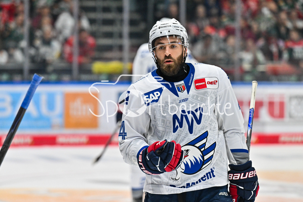 Augsburger Panther - Adler Mannheim | im Bild Anthony GRECO (Adler Mannheim 44) / Einzelfoto / Freisteller / DEL: Augsburger Panther - Adler Mannheim; Curt Frenzel Stadion am 14.09.2025