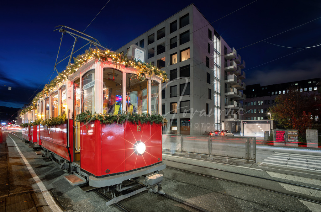 Christkindlbahn | Die Christkindlbahn an der Haltestelle Cineplexx
