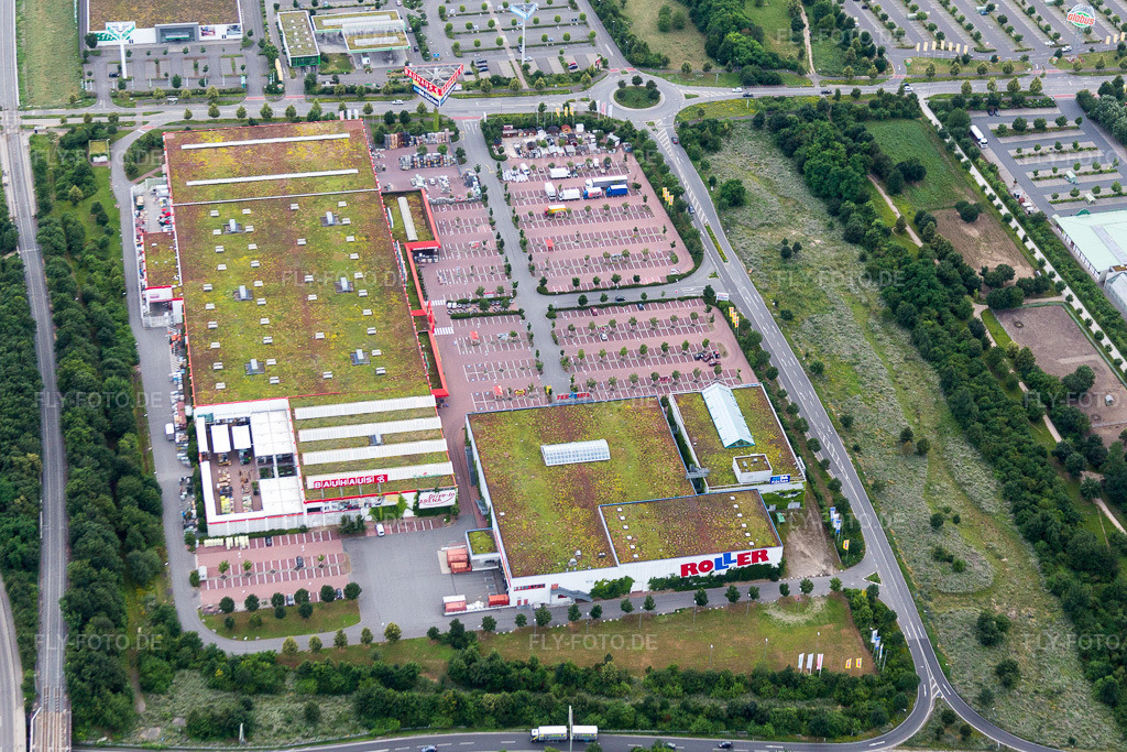 Luftbild: Gebäude und Parkplatz des Baumarktes BAUHAUS Ludwigshafen und von Roller Möbel - Ludwigshafen (Oggersheim) am Rhein im Ortsteil Oggersheim in Ludwigshafen im Bundesland Rheinland-Pfalz in Deutschland. Foto: IMG_091033.jpg vom 04.07.2016 durch Werner Riehm/FLY-FOTO.de