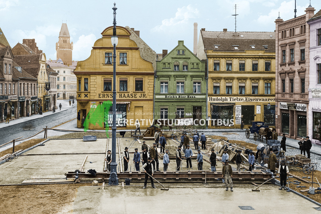 Altmarkt Cottbus um 1905 | Cottbuser Ansichten im neuen Gewand. Alte Fotos von schwarz-weiß in Farbe. - Realisiert mit Pictrs.com
