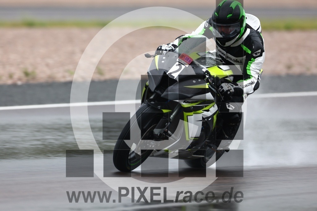 0002-20240630_02281 | Schöne Erinnerungen an spannende Momente - das festzuhalten ist unser Job. PIXELrace.de ist seit 2003 auf den Rennstrecken Europas unterwegs um die Action draußen beim Fahren und die wunderbare Stimmung imm Fahrerlager für euch einzufangen.