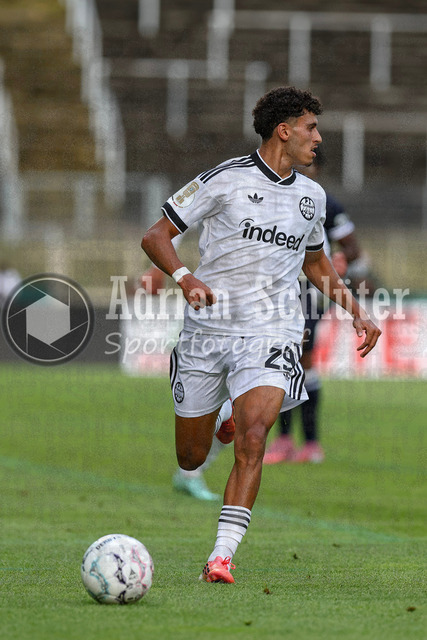 21.08.2026, GER, Fussball, Herren, DFB-Pokal, Saison 2026/2027, SC St. Tönis vs Eintracht Frankfurt | Ayoube Amaimouni-Echghouyab (Frankfurt) in Aktion am Ball, Einzelaktion