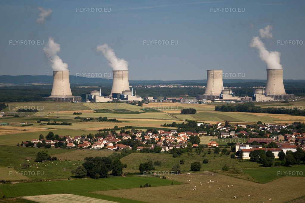 Vue aérienne: CNPE - Centre nucléaire EDF à Cattenom dans le département Moselle, France. Photo: IMG_29587.jpg prise le 27/06/2010 par Werner Riehm/FLY-FOTO.eu – Résolution de l'original: 4480 x 2987 px