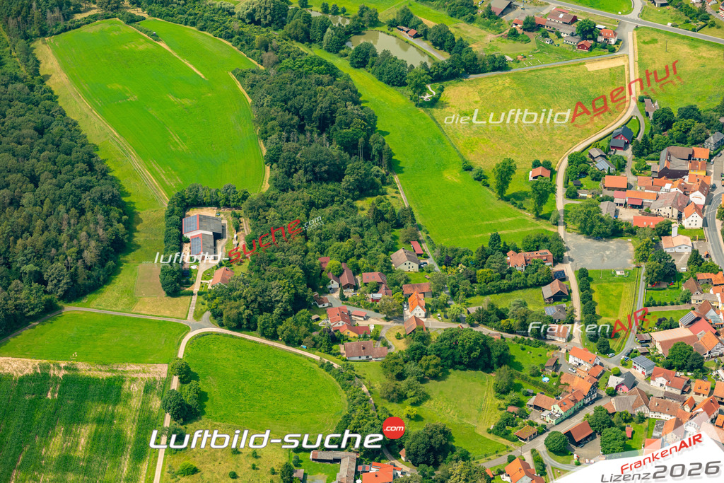 Das Luftbild zeigt :  Ermershausen - Die Luftaufnahme wurde 2024 vom UL-Flugzeug aus erstellt ( keine Drohne ) - Hochauflösende Luftaufnahme - Für grossformatige Ausdrucke geeignet. Die Geschenkidee !Mit Lizenz und Bildrechte bestellbar