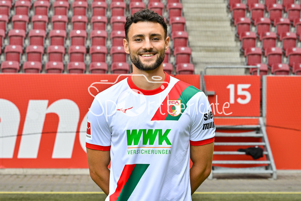 FC Augsburg 2025/26 | Maximilian BAUER / Einzelfoto / Freisteller / Media Day FC Augsburg: WWK-Arena am 06.08.2025