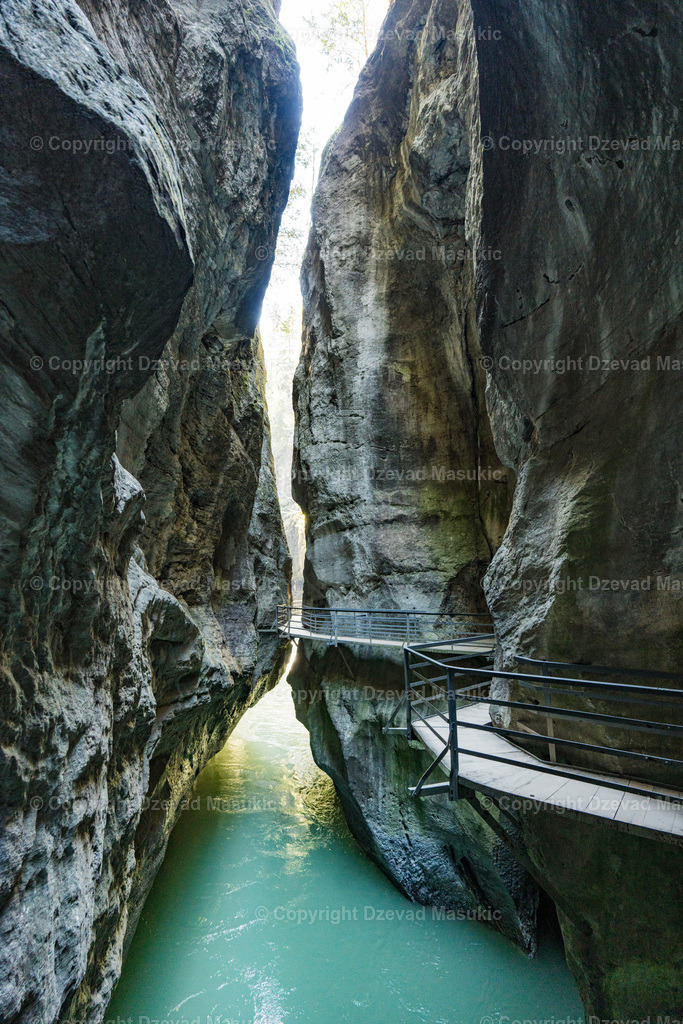 Aareschlucht | Ich fotografiere Landschaften, Produkte und erstelle für Sie Firmenportraits. Engagieren Sie mich für den nächsten Projekt. - Realisiert mit Pictrs.com