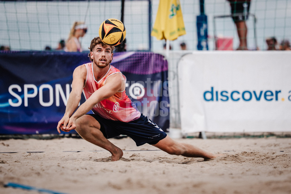 Beachvolleyball | Männer | Deutsche Meisterschaften 2025 Timmendorfer Strand | 04.09.2025 | Luis Henrichs spielt den Ball