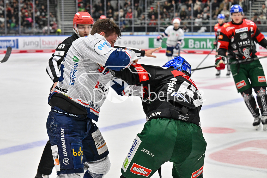 Augsburger Panther - Iserlohn Roosters | Kampf zwischen Johannes HUSS (Iserlohn Roosters 55) und Florian ELIAS (Augsburger Panther #67) / Faustkampf / fliegende Faeuste / Fight / DEL: Augsburger Panther - Iserlohn Roosters, Curt Frenzel Stadion am 17.11.2024