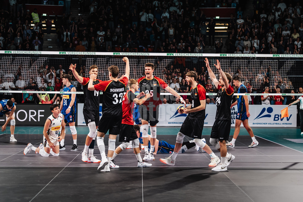 Volleyball | Männer | Testspiel | Deutschland vs. Italien | 26.05.2025 | Deutschland jubelt über den Satzgewinn, v.l. Erik Röhrs (#19, Deutschland) Theo Mohwinkel (#32, Leonard Graven (#2, Deutschland) Lukas Maase (#25, Deutschland) Filip John (#8, Deutschland) und Eric Burggräf (#24, Deutschland)