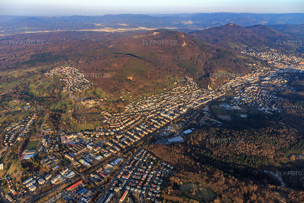 Luftbild: Stadtansicht im Oostal aus Westen im Ortsteil Oos in Baden-Baden im Bundesland Baden-Württemberg in Deutschland. Foto: IMG_097756.jpg vom 16.03.2017 durch Werner Riehm/FLY-FOTO.de