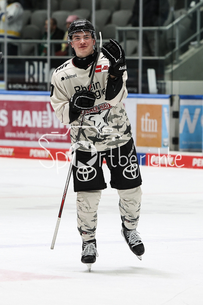 Augsburger Panther - Kölner Haie | Justin SCHUETZ (KEC #10) Doppeltorschuezte im zweiten Drittel bedankt sich bei den mitgreisten Fans nach dem Sieg in Augsburg