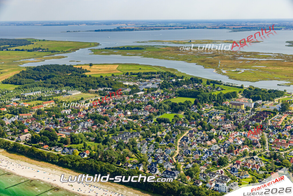 Übersichts Bild Zingst - Die Luftaufnahme wurde 2025 vom UL-Flugzeug heraus erstellt ( keine Drohnenaufnahme ) - Hochauflösende Luftaufnahme - für Wandbilder und großformatige Ausdrucke geeignet. Das besondere Geschenk!Hier alle&nbsp;Infos zur Lizenzierung der LuftaufnahmeWir fliegen auch dieses Jahr wieder in Ihre Region um Luftbilder zu erstellen.- Luftbild anfragen