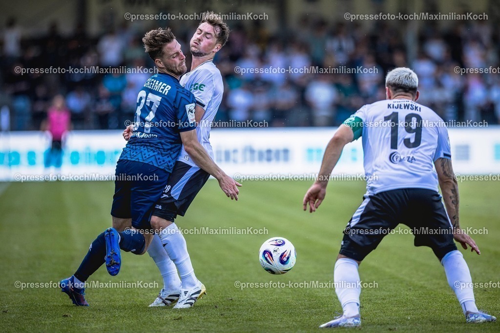 xkwix09082502047 | 09.08.2025, xkwix, Fußball, Liga3, SC Verl - SV Wehen Wiesbaden, Sportclub Arena: Yari Otto (SC Verl #28) im Zweikampf gegen Lukas Schleimer (SV Wehen Wiesbaden #37) 