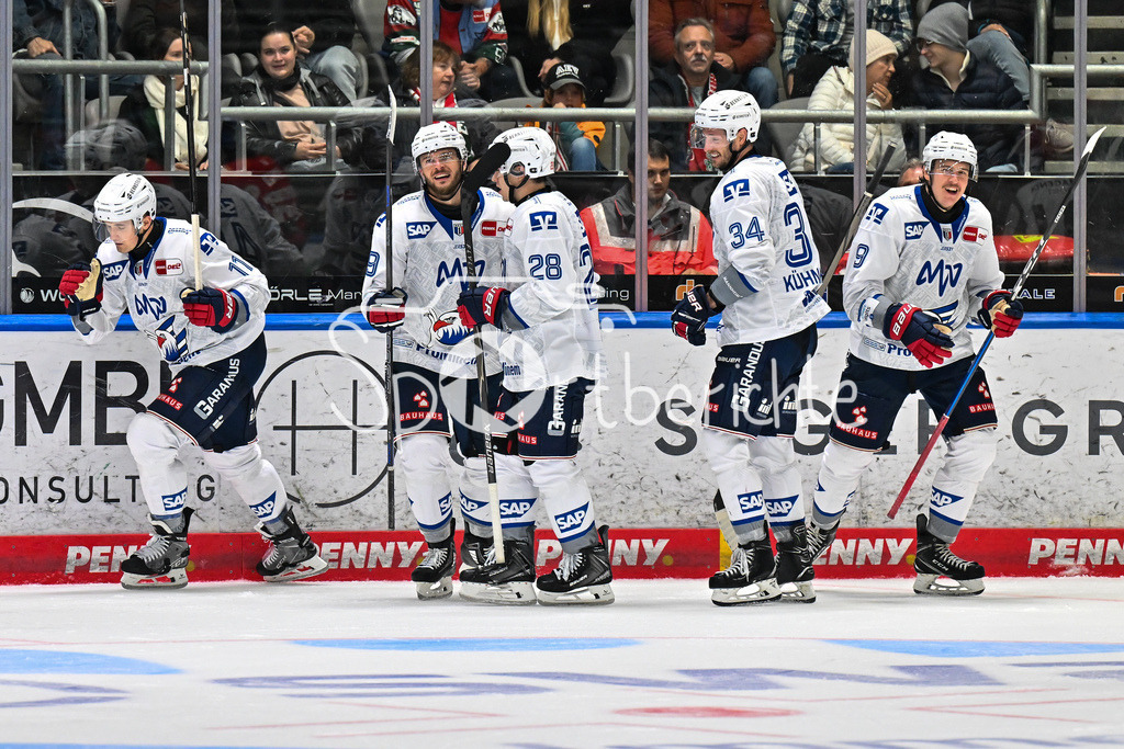 Augsburger Panther - Adler Mannheim | Jubel der Adler nach dem Treffer zum 6-3 durch Kristian REICHEL (Adler Mannheim 11)/ Tor / Torschuetze / Freude / Happy / DEL: Augsburger Panther - Adler Mannheim; Curt Frenzel Stadion am 14.09.2025