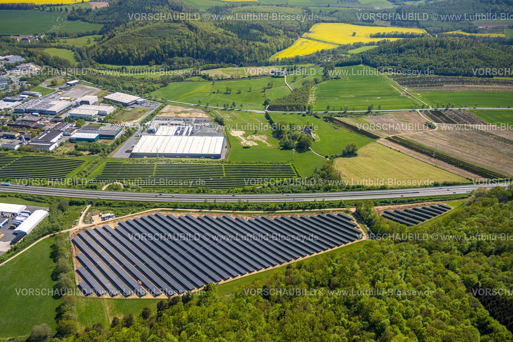 Meschede240506073 | Luftbild, Gewerbegebiet Enste mit Bürger-Solarpark
Fotovoltaik-Solarstromanlage, an der Autobahn A46, Briloner Leuchten GmbH, Enste, Meschede, Sauerland, Nordrhein-Westfalen, Deutschland