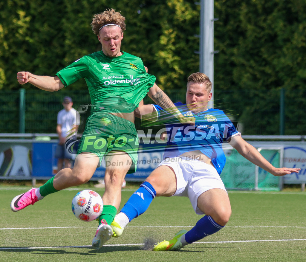 SC Enger - TuS Bruchmühlen | Auf dem Bild zu sehen: grün SC Enger: Tim Maurice Fabert ; blau TuS Bruchmühlen: Justin Höhne Bünder SV, TuS Bruchmühlen II, Saison 26/27, Kreisliga A, Enger, Deutschland - Realisiert mit Pictrs.com