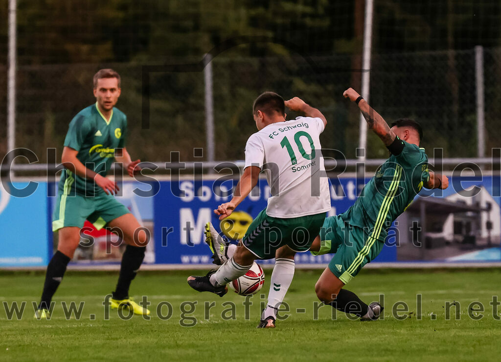 2023-09-01_039_FC_Schwaig_gegen_TSV_Gruenwald | Oberding, Deutschland, 01.09.2023:
Fußball, Landesliga Südost 2023 / 2024, 9. Spieltag, FC Schwaig gegen TSV Grünwald, Endergebnis: 3:1

Vincent Sommer (FC Schwaig, #10), Marco Bornhauser (TSV Grünwald, #2)

Foto: Christian Riedel / fotografie-riedel.net