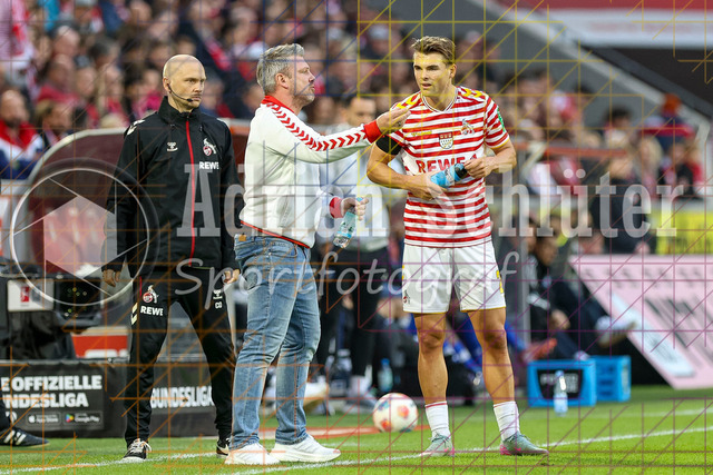 1. FC Köln vs Hamburger SV - 1. Bundesliga  | Köln, Deutschland, 02.11.25:   Trainer Lukas Kwasniok  redet mit Joel Schmied (1. FC Köln) waehrend des Spiels der Bundesliga zwischen  1. FC Köln vs Hamburger SV in der RheinEnergieStadion(Foto von Brauer-Fotoagentur / Adrian Schlueter)
