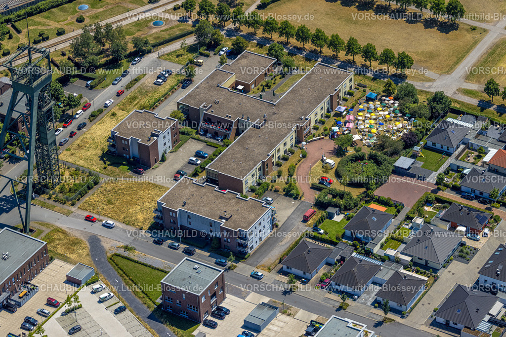 Oberhausen230705624 | Luftbild, ASO Oberhausen ÃƒÆ’Ã‚Â¢ÃƒÂ¢Ã¢â‚¬Å¡Ã‚Â¬ÃƒÂ¢Ã¢â€šÂ¬Ã…â€œ Seniorenresidenz am OLGA-Park, Aussengastronomie mit bunten Sonnenschirmen, Osterfeld, Oberhausen, Ruhrgebiet, Nordrhein-Westfalen, Deutschland