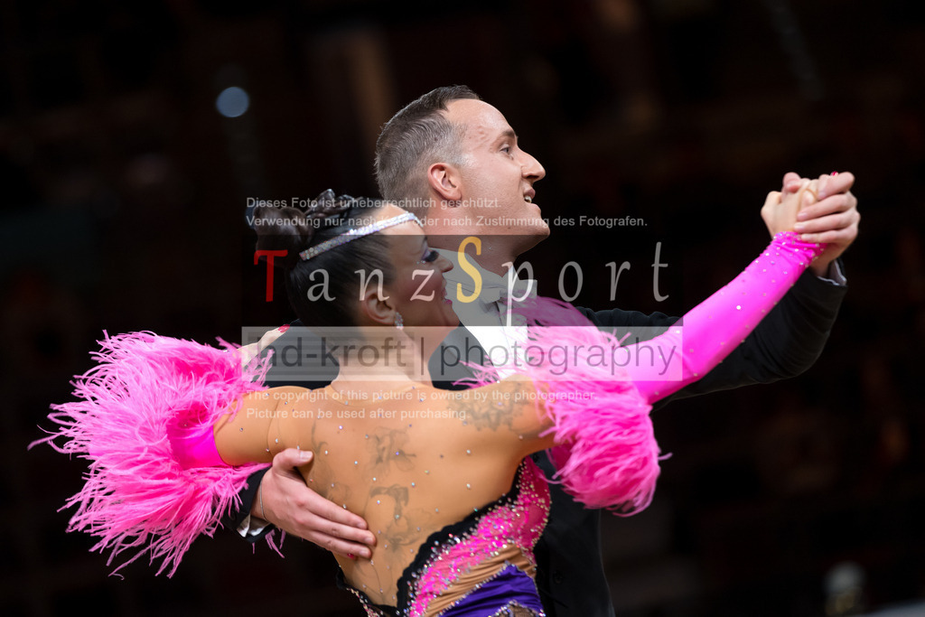 20241109_DM-Formationen_Vorrunde_2492 | Tanzsportbilder, Standardtanz, Lateintanz, WDSF, DTV, LTVB, dancecomp, goc, hessen tanzt, blaues band der spree, walzer, tango, wiener walzer, slowfox, quickstepp, samba, rumba, cha-cha-cha, paso doble. jive, hd-kroft photography, turniertanzsport