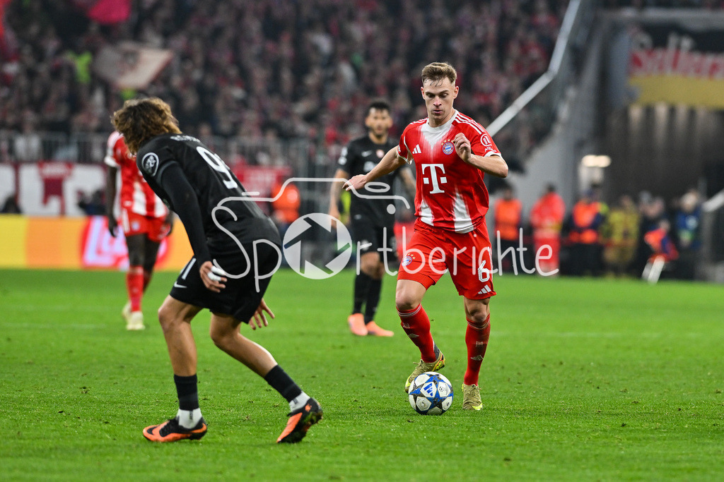 FC Bayern München - Sporting Lissabon | MUNICH, GERMANY - 09. DECEMBER: am Ball Joshua KIMMICH (FC Bayern Munich 6) während dem Match zwischen dem FC Bayern München und Sporting Lissabon am 6. Spieltag der UEFA Champions League Ligaphase in der Allianz Arena