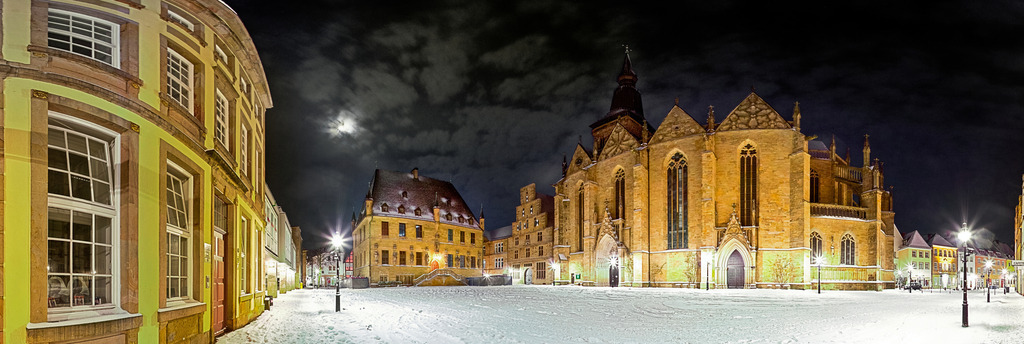 Markt mit Rathaus und Marienkirche | Der Markt, auch als Marktplatz in Osnabrück bekannt, ist umgeben von historischen Gebäuden. Die Marienkirche und das Rathaus stammen aus dem 15. Jahrhundert. Wer einmal die Gelegenheit hatte, diesen Ort spätabends bei Vollmond und mit geschlossener Schneedecke zu erleben, wird diesen Eindruck nicht so schnell vergessen. - Realisiert mit Pictrs.com