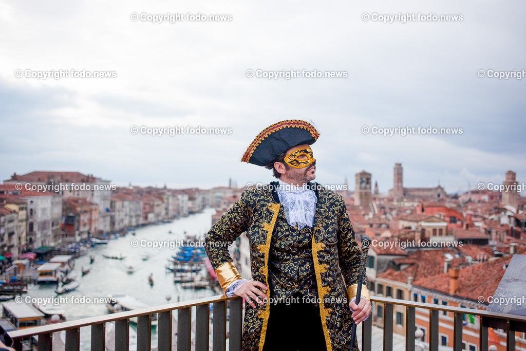 Venedig_ Stadtansichten_ Karneval_ 11.02.2024-19 | 11.02.2024, Italien, ITA, Venetien, Venedig, im Bild Venedig, Stadtansichten, Touristen, Reisefeature, Karneval, Reise, Venedig, Venezia, Venetien, Stadtansicht, Campanile, Canale Grande, Markusplatz, Markuskirche, Touristen, Gendel, Gondolere, Faehre, Motorboot, Wassertaxi, Vaporetto, Adria, Lagune, Pfahlbauten, Bruecke, Rialtobruecke, La Gondola, Dogenpalast, Italien, Hochwasser, Creativ, Kreativ
