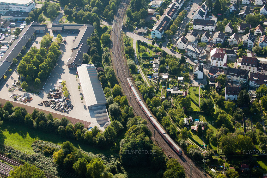 Luftbild: Eisenbahn- Brückenbauwerk zur Streckenführung der Bahn- Gleise im Ortsteil Weiherfeld-Dammerstock in Karlsruhe im Bundesland Baden-Württemberg in Deutschland. Foto: IMG_32319.jpg vom 21.08.2010 durch Werner Riehm/FLY-FOTO.de