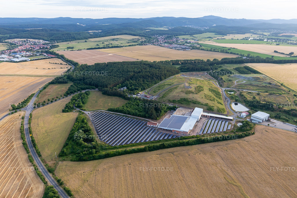 Luftbild: Panelreihen der Photovoltaikanlage und Solarpark bzw. Solarkraftwerk auf der Deponie des Kommunaler Abfallservice des Landkreises Gotha in Leinatal im Ortsteil Wipperoda in Georgenthal im Bundesland Thüringen in Deutschland. Foto: IMG_116114.jpg vom 10.07.2019 durch Werner Riehm/FLY-FOTO.de